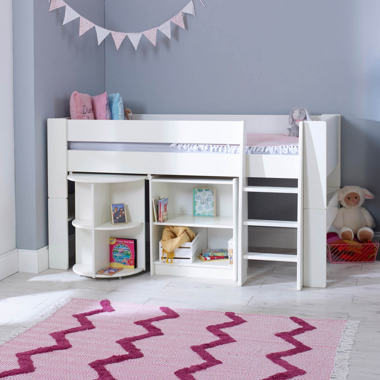 White One Size Steens Bookcase
